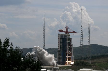 (miniature) Une fusée porteuse Longue Marche-6 modifiée transportant un nouveau groupe de satellites décolle depuis le Centre de lancement de satellites de Taiyuan