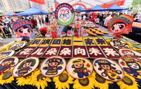(miniature) Les créations de candidats à un concours de plats colorés à base de riz gluant sur une place culturelle du district autonome Yao de Dahua