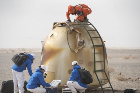 (miniature) La capsule de retour du vaisseau spatial habité Shenzhou-13 s'est posée avec succès sur le site d'atterrissage de Dongfeng dans la région autonome de Mongolie intérieure (nord de la Chine)