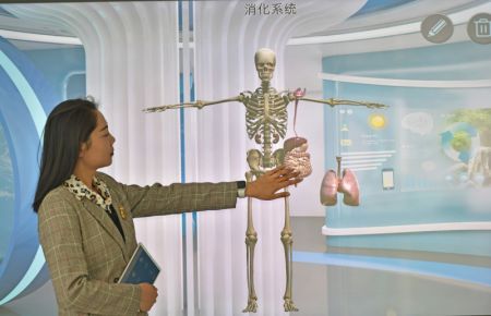 (miniature) Une employée fait la démonstration d'un système d'enseignement interactif chez l'entreprise Sunflower Digital Technology