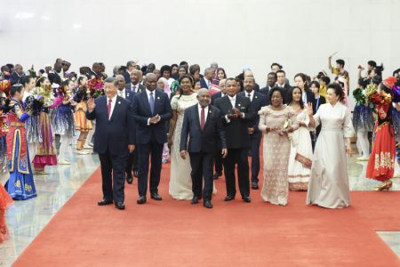 (miniature) Les invités internationaux participant au Sommet 2024 du Forum sur la coopération sino-africaine sont salués par des enfants alors qu'ils se rendent à un banquet de bienvenue organisé par le président chinois