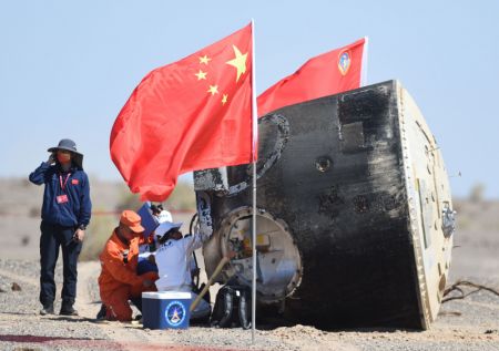 (miniature) La capsule de retour du vaisseau spatial habité Shenzhou-12 se pose avec succès sur le site d'atterrissage de Dongfeng