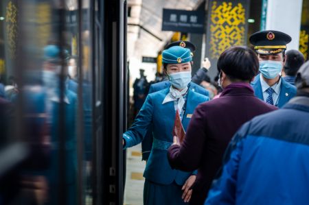 (miniature) Des passagers sont sur le point de monter &agrave; bord d'un train &eacute;lectrique &agrave; unit&eacute;s multiples du chemin de fer Chine-Laos