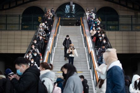 (miniature) Des voyageurs à l'intérieur de la gare de Harbin