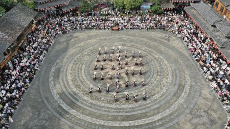 (miniature) Photo aérienne prise le 2 mai 2023 de touristes regardant un spectacle dans un village de l'ethnie Miao