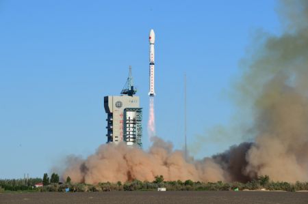 (miniature) Une fusée Longue Marche-4C transportant le satellite Fengyun-3E (FY-3E) décolle depuis le Centre de lancement de satellites de Jiuquan