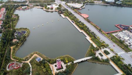 (miniature) La photo aérienne prise le 10 octobre 2021 montre le paysage du parc Nanhai dans la ville de Huanghua