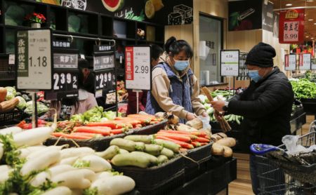 (miniature) Des habitants achètent des légumes dans un supermarché à Xi'an