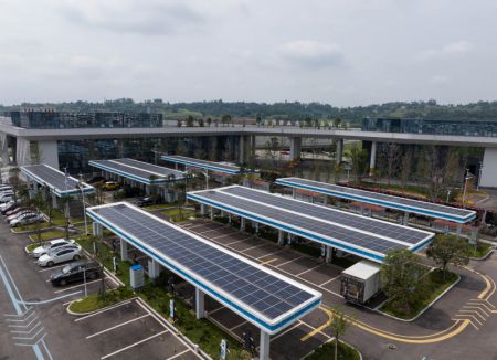 (miniature) Photo aérienne prise le 29 juin 2023 montre des toîts photovoltaïques des bornes de recharge d'un parc industriel de la nouvelle zone Sanjiang à Yibin