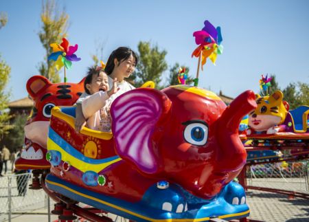 (miniature) Une mère et sa petite fille s'amusent dans un parc à Jiuquan