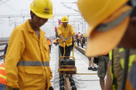 (miniature) Des ouvriers posent des rails sur le chantier de construction du chemin de fer interurbain Beijing-Xiongan dans la Nouvelle Zone de Xiongan