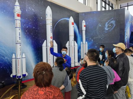 (miniature) Des touristes visitent le Centre des sciences aérospatiales de Wenchang