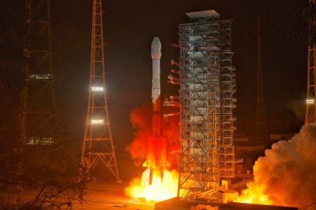 (miniature) Une fusée porteuse Longue Marche-3B décolle du Centre de lancement de satellites de Xichang