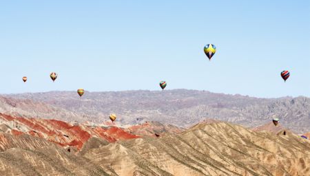 (miniature) Des montgolfières dans le parc géologique national de Danxia