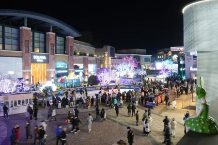 (miniature) Des personnes profitent de leur temps libre dans un centre commercial