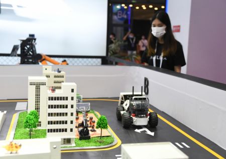 (miniature) Un robot conçu pour le service éducatif présenté lors de la Conférence mondiale de la robotique 2021 à Beijing