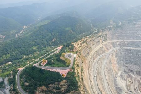 (miniature) Cette photo prise par un drone montre une partie de la mine de fer à ciel ouvert de Nanfen transformée en site touristique