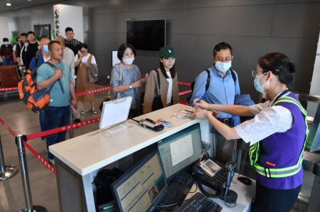 (miniature) Des voyageurs embarquent à bord du premier avion de la ligne Xi'an-Urumqi-Achgabat