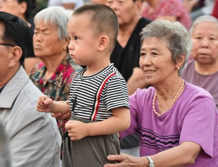 (miniature) Un artiste se produit dans le bourg de Houcun