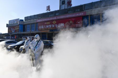 (miniature) Des employ&eacute;s d&eacute;sinfectent la place de la gare de Tonghua