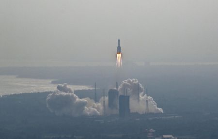 (miniature) La fusée porteuse Longue Marche-5B Y4 transportant le module laboratoire Mengtian de la station spatiale décolle depuis le Site de lancement de vaisseaux spatiaux de Wenchang