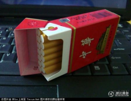 (miniature) Le téléphone en forme de paquet de cigarettes