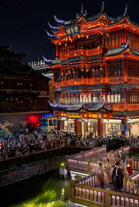 (miniature) Des gens assistent à un spectacle traditionnel au centre commercial Yuyuan Garden