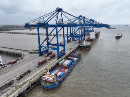 (miniature) Photo aérienne prise par un drone montrant des navires de fret amarrés dans la zone portuaire Tonghai