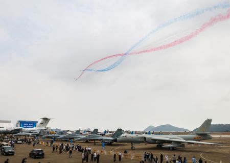 (miniature) Des avions de l'équipe de voltige Faucon rouge de l'Armée de l'air de l'Armée populaire de libération de Chine s'entraînent pour le salon Airshow China