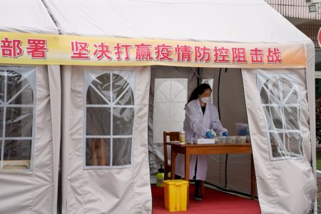 (miniature) Une enseignante fait des préparatifs dans une chambre d'isolement temporaire dans un lycée à Shanghai