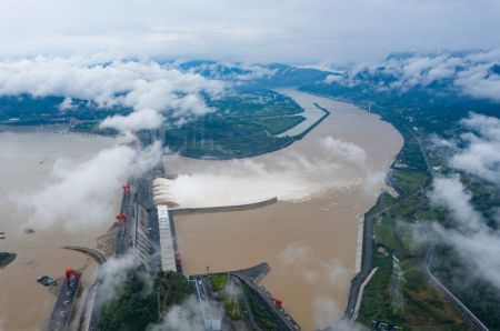 (miniature) Photo aérienne montrant les eaux de crue déversées depuis le barrage des Trois Gorges