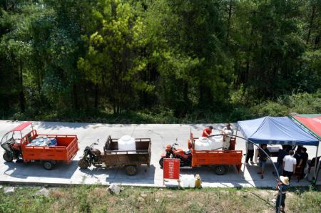 (miniature) Des villageois prennent de l'eau sur un site d'approvisionnement en eau temporaire dans le village de Tianshan du bourg de Fenshui