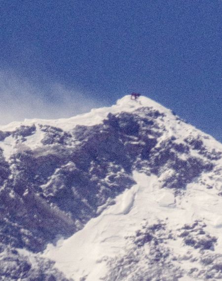 (miniature) Des g&eacute;om&egrave;tres chinois effectuent des relev&eacute;s au sommet du mont Qomolangma