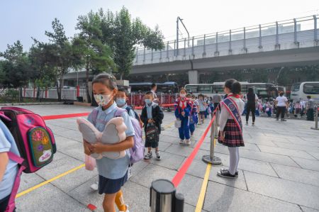 (miniature) Des élèves font la queue pour entrer dans une école à Changchun