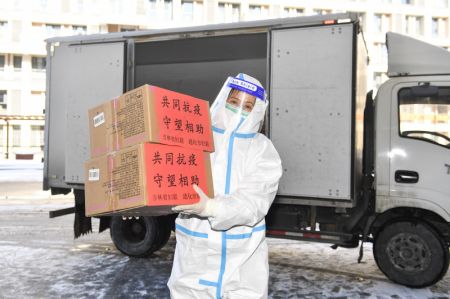 (miniature) Un employé décharge des dons de produits de première nécessité qui viennent d'arriver dans une résidence de travailleurs médicaux à Tonghua
