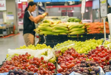 (miniature) Une cliente fait ses achats dans un supermarch&eacute; &agrave; Zunhua