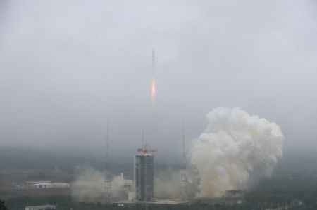 (miniature) Une fusée porteuse Longue Marche-2D transportant le satellite Beijing-3B décolle depuis le Centre de lancement de satellite de Taiyuan