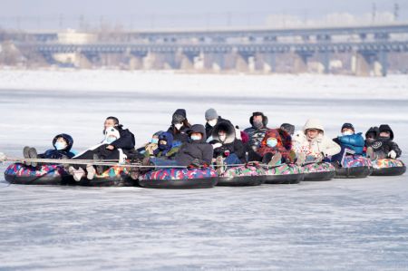 (miniature) Des gens s'amusent sur le fleuve Songhua gel&eacute; dans un parc de glace et de neige &agrave; Harbin