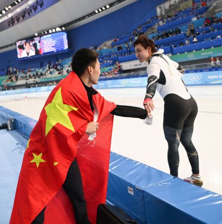 (miniature) Le Chinois Gao Tingyu (à gauche) salue le Japonais Tatsuya Shinhama après l'épreuve de patinage de vitesse 500m hommes sur l'Anneau national de patinage de vitesse