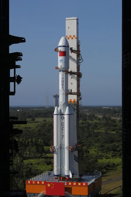 (miniature) La combinaison du cargo spatial Tianzhou-2 et de la fusée porteuse Longue Marche-7 Y3 est transférée dans la zone de lancement du site de lancement des engins spatiaux de Wenchang