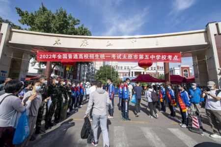 (miniature) Des candidats entrent dans un site de concours à Taiyuan