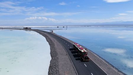 (miniature) Une photo aérienne montre un véhicule de tourisme circulant près du lac salé Chaka dans le district de Wulan