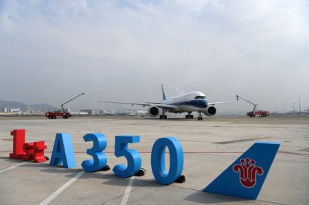 (miniature) Un Airbus A350-900 arrive à l'Aéroport international Baoan à Shenzhen