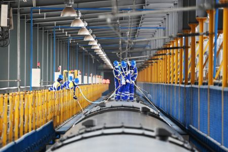 (miniature) Des travailleurs nettoient le toit du train No