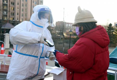 (miniature) Un membre du personnel m&eacute;dical enregistre les informations personnelles dans un site de d&eacute;pistage de l'arrondissement de Shunyi &agrave; Beijing