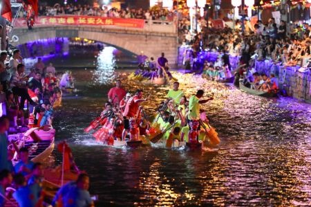 (miniature) Une course nocturne de bateaux-dragons est organis&eacute;e pour c&eacute;l&eacute;brer la f&ecirc;te des Bateaux-Dragons dans le village de Sanxi