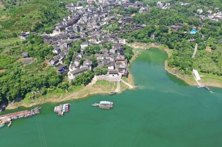 (miniature) Photo aérienne du bourg de Furong