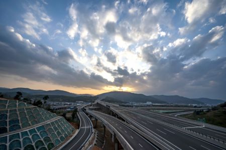 (miniature) Vue de la nouvelle autoroute Chuxiong-Dali dans la province chinoise du Yunnan (sud-ouest)