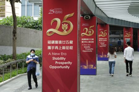 (miniature) Des affiches de célébrations dans une rue de Hong Kong