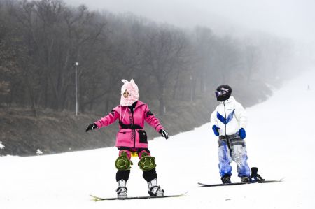 (miniature) Des skieurs profitent des pistes de la station de ski de Miaoxiang à Changchun